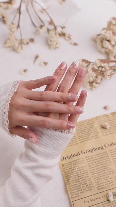 ニュアンスベージュ×ピンクのジェルネイルチップ着用動画｜ジェルネイルチップ｜ootd.nail｜ニュアンスベージュピンク｜ショートラウンド｜大人の指先に馴染む上品デザイン