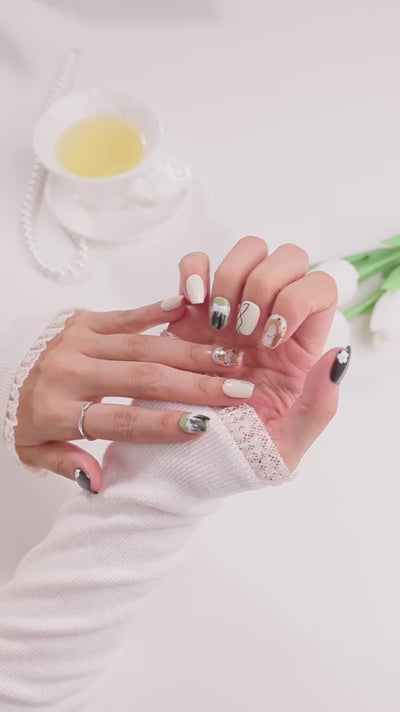 ootd.nail ホワイト × ニュアンスアート ジェルネイルチップ 着用movie｜白ベースにブラックライン・グリーンニュアンス・さりげないフラワーを組み合わせたおしゃれデザイン。繰り返し使えるリユーザブルネイル。