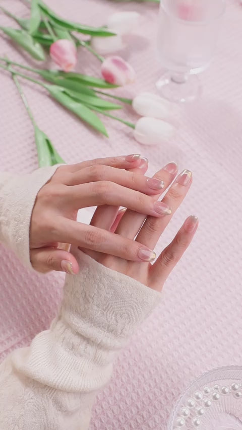 ootd.nail ミラーフレンチ ジェルネイルチップ 着用movie｜ヌードベージュにシルバーの輝きを重ねたミラーフレンチデザイン。透明感と上品さを両立した大人のリユーザブルネイル。
