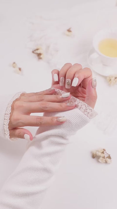 ootd.nail グレージュ × シルバーパーツ ジェルネイルチップ 着用movieイメージ｜透明感グレージュに大きめメタルチャームとパール風ストーンが輝く大人フェミニンデザイン。officeシーンにも馴染む上品ネイル。