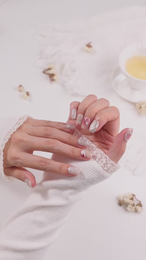 ootd.nail ピンクマーブル × シルバーアクセント ジェルネイルチップ着用movieイメージ｜やわらかな桜色マーブルとパールビジューが可憐な指先を演出。繰り返し使えるリユーザブルネイル。