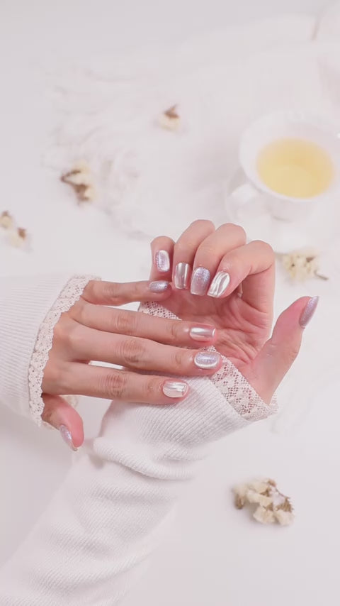 ootd.nail ベージュピンク × オーロラミラー ジェルネイルチップ着用movieイメージ｜繊細なラメとつやめくミラーニュアンスが指先を上品に。柔らかい色味で普段使いにも特別な日にも馴染むデザイン。