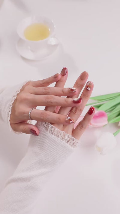 ootd.nail レッドフラワー ジェルネイルチップ 着用movie｜深みのあるレッドとベージュに白い花をあしらった華やかなデザイン。上品な指先を演出する、繰り返し使えるジェルネイルチップ。