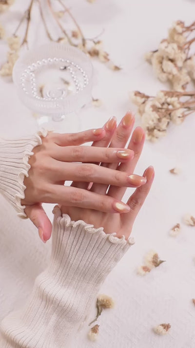 シアーアプリコット × ゴールドパール ジェルネイルチップ 着用イメージ｜透け感アプリコットに微細ゴールドのツヤがとけ込む、指先美人のナチュラルネイル　着用movieイメージ。オフィス・デート・毎日に使える万能ニュアンス。