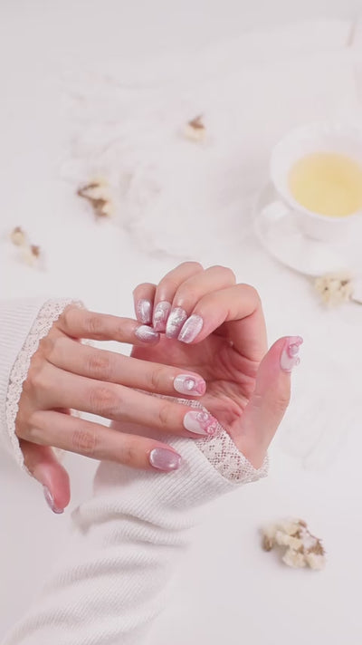 ootd.nail ピンクマーブル × ミラーバブル ジェルネイルチップ 着用movieイメージ｜淡いピンクのマーブルと立体ミラードットが指先を可憐に彩る春ネイル。繰り返し使えるリユーザブルデザイン。