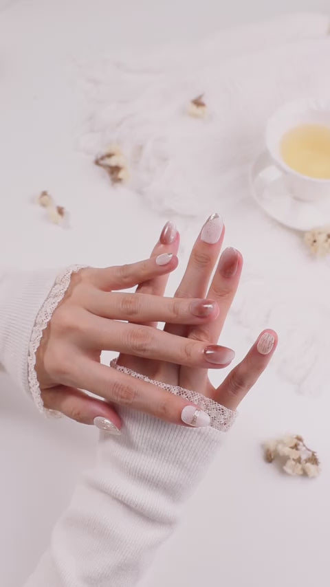 ootd.nail ホワイト × ブラウンニュアンス ジェルネイルチップ着用movieイメージ｜ホワイトベースにゴールドライン・ブラウンの透け感アート・繊細ドットを合わせた大人フェミニンデザイン。繰り返し使えるリユーザブルネイル。