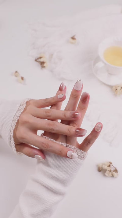 ootd.nail ホワイト × ブラウンニュアンス ジェルネイルチップ着用movieイメージ｜ホワイトベースにゴールドライン・ブラウンの透け感アート・繊細ドットを合わせた大人フェミニンデザイン。繰り返し使えるリユーザブルネイル。