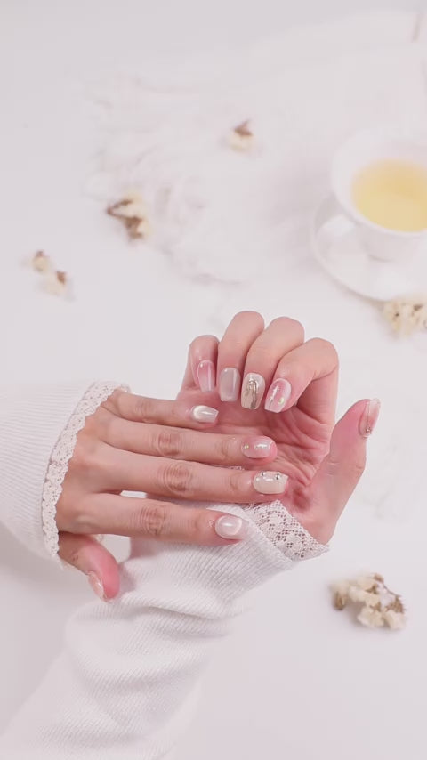 ootd.nail ピンクベージュ × ゴールドニュアンス ジェルネイルチップ 着用movieイメージ｜透明感ピンクにメタリックラインを重ねた大人ナチュラルデザイン。デイリーにも特別な日にも使えるリユーザブルネイル。