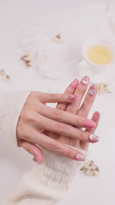 ootd.nail ピーチオレンジ、ピンク × シルバーラメ、ストーン、 ジェルネイルチップ着用movieイメージ｜上品なヌードピンクにストーン、チェック柄、ハートアートを合わせた大人可愛いデザイン。繰り返し使えるリユーザブルネイル。