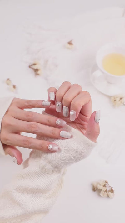 ootd.nail ベージュチェック × ハート＆フラワービジュー ジェルネイルチップ 着用movieイメージ｜淡いベージュのチェック柄に立体ハートとパールビジューを添えた上品ガーリーデザイン。繰り返し使えるリユーザブルネイル。
