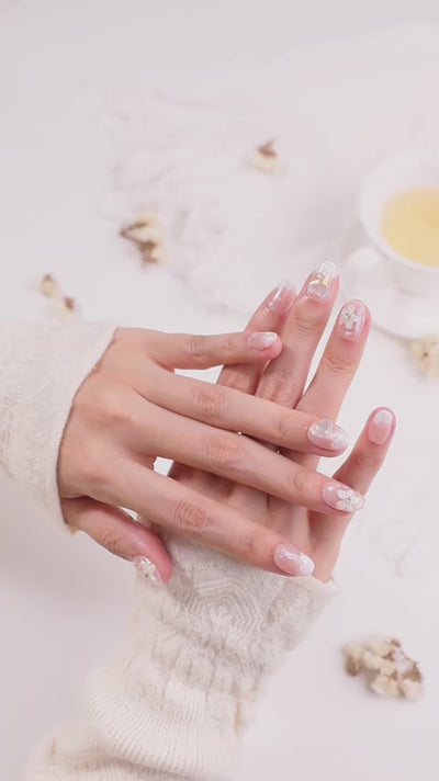 ootd.nail 立体フラワー × 透け感ピンク ジェルネイルチップ 着用movieイメージ｜ふんわりピンクにクリアフラワーとオーロラの輝きを添えた、春らしいガーリーデザイン。繰り返し使えるリユーザブルネイル。