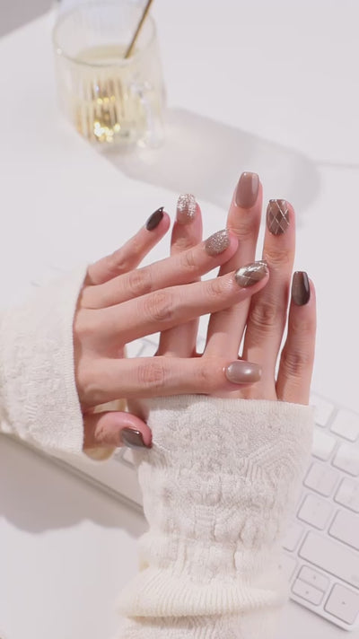 落ち着いたブラウン系デザインのリユーザブルネイルを装着した手元のアップmovie｜キルティング風アートとマグネットカラーが大人可愛い指先を演出。