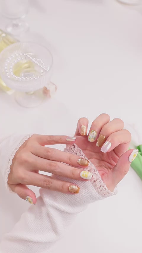 ootd.nail イエローフラワー ジェルネイルチップ 着用movie｜黄色い花柄とゴールド、オーロラの輝きが美しいデザイン。指先を華やかに魅せる、繰り返し使えるジェルネイルチップ。