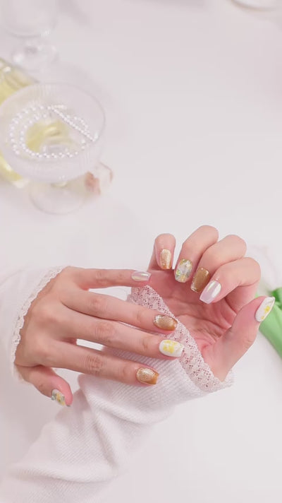 ootd.nail イエローフラワー ジェルネイルチップ 着用movie｜黄色い花柄とゴールド、オーロラの輝きが美しいデザイン。指先を華やかに魅せる、繰り返し使えるジェルネイルチップ。