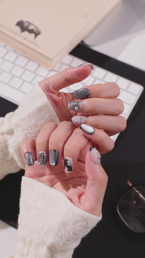 ootd.nail グレー × ブラックアート ジェルネイルチップ 着用movieイメージ｜シルバーラメ、手描き風格子ライン、ブラックフレンチ、上品リボンパーツを組み合わせた大人モードなデザイン。繰り返し使えるリユーザブルネイル。