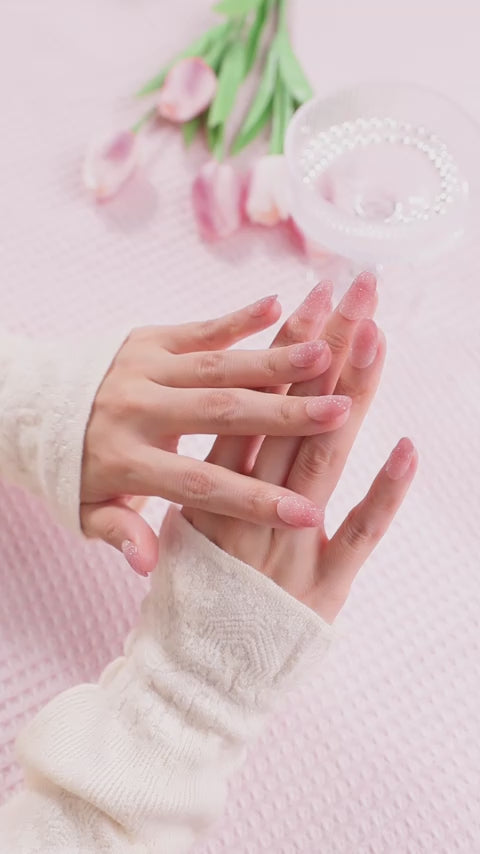 ootd.nail ピンクグラデーション ジェルネイルチップ 着用movie｜繊細なラメが輝くサンド風質感のピンクネイル。上品で大人かわいい指先を叶えるサロン級リユーザブルネイル。
